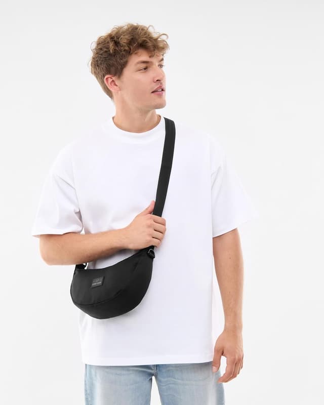 Detalle 2 de Johnny Urban Crossbody Bag Ally Small Schwarz – kleine Umhängetasche im Halbmond-Design