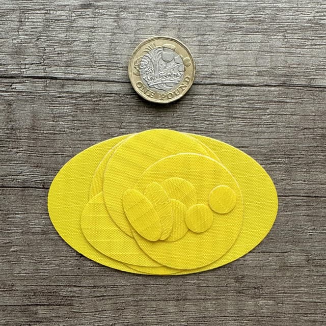 Detalle 2 de aZengear Reparaturflicken-Set (11 Stück, Gelb) für Daunenjacken, Zelte, Schuhe & Polster – selbstklebend, wasserdicht