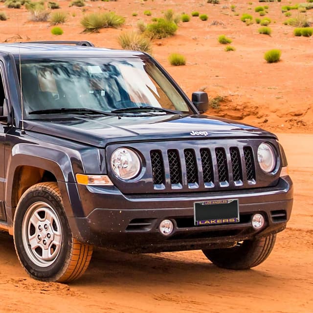 Detalle de Rico Industries Los Angeles Lakers Chrome Laser-Cut License Plate Frame (FCL82001)