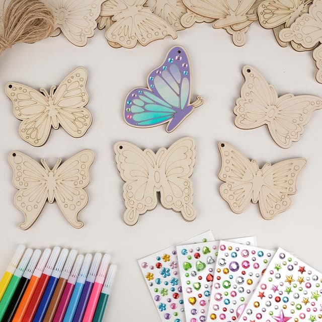 Detalle 2 de ARTREE Kinder Bastelset Ostern Schmetterlinge zum Bemalen – 24 Holz-Anhänger DIY-Set