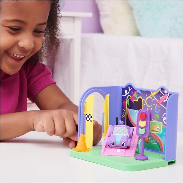 Detalle de Gabby’s Dollhouse Carlita Purr-ific Play Room with Carlita Toy Car (ages 3+)