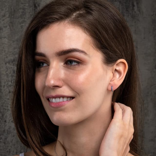 Detalle de Namana Mini Créoles Huggies en argent sterling 925 avec zircons bleus