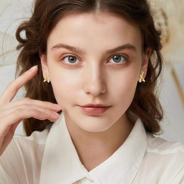 Detalle de Loutade Ohrstecker aus 925 Sterling Silber (hypoallergen, ohne Nickel) mit Cubic Zirkonia – X-Design