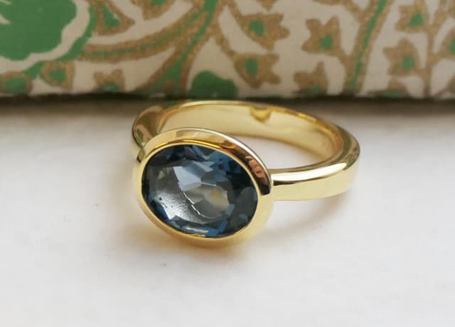 Detalle de Sophia Rose Jewellery Oval London Blautopas 8x10 mm vergoldeter 925-Silberring (US 8, Ø 18,2)