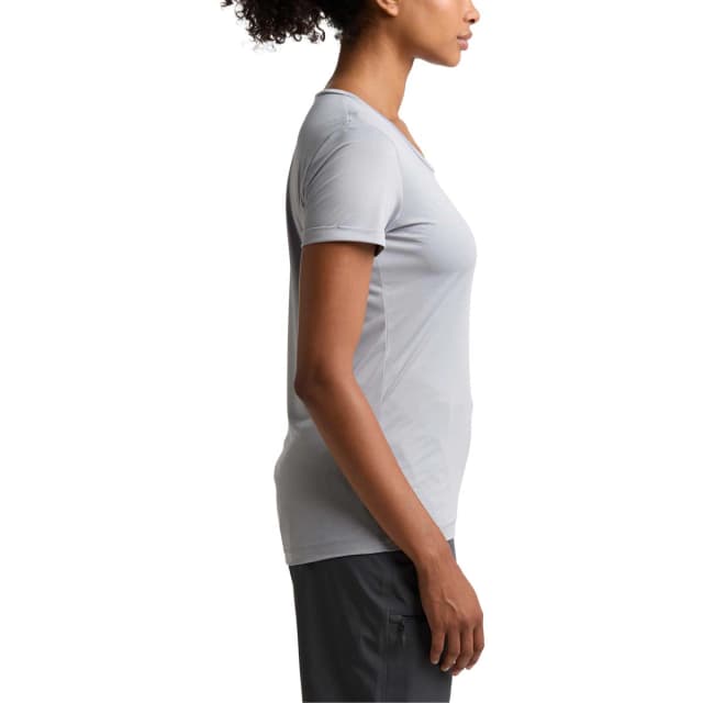 Detalle 1 de Haglöfs Ridge Hike camiseta técnica ligera para mujer (secado rápido y control de humedad)