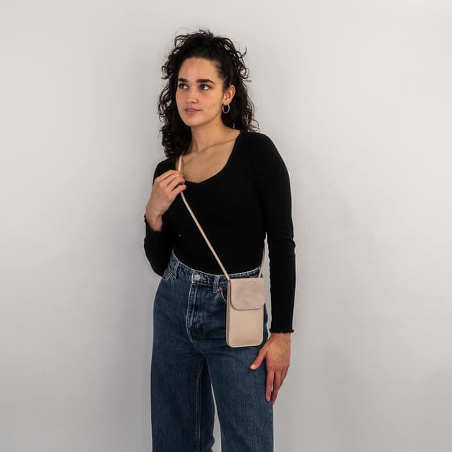 Detalle de Expatrié Amelie Handytasche zum Umhängen für Damen mit Geldbörse, veganem Kunstleder