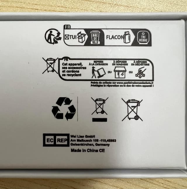 Detalle de Damenuhr in Roségold-Optik mit weißem Zifferblatt, drei Deko-Subzifferblättern und weißem Lederarmband