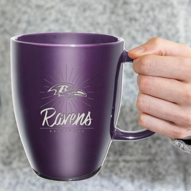 Detalle de Rico Industries NFL Football Sunburst 18oz Laser Engraved Ceramic Lustre Mug