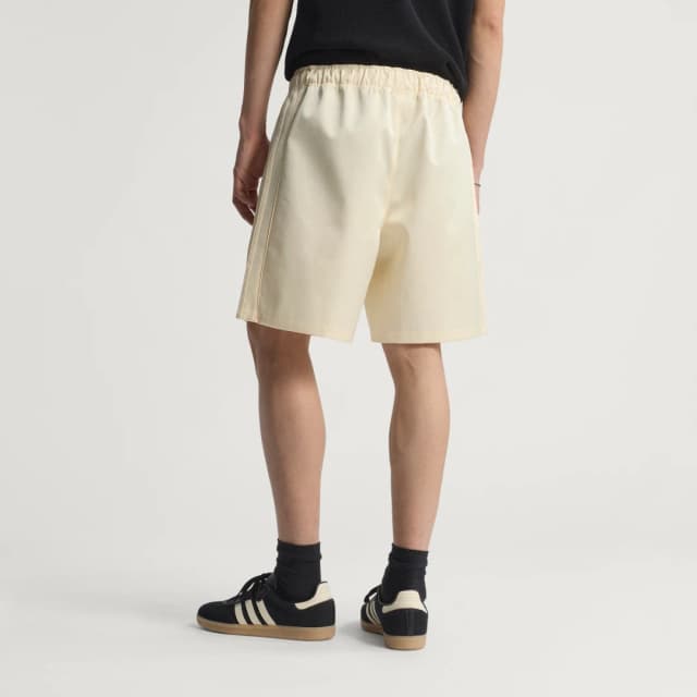 Detalle de adidas Premium Shorts en blanco: shorts de estilo deportivo para el día a día