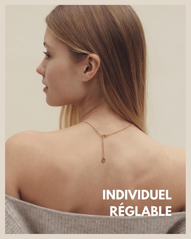 Detalle 2 de Good.Designs collier pour femme en or avec médaillon personnalisé (initiale gravée) — bijou hypoallergénique