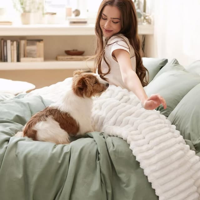 Detalle de Bedsure Fluffy Fleece Blanket for Bed (Off White) – 220x240 cm