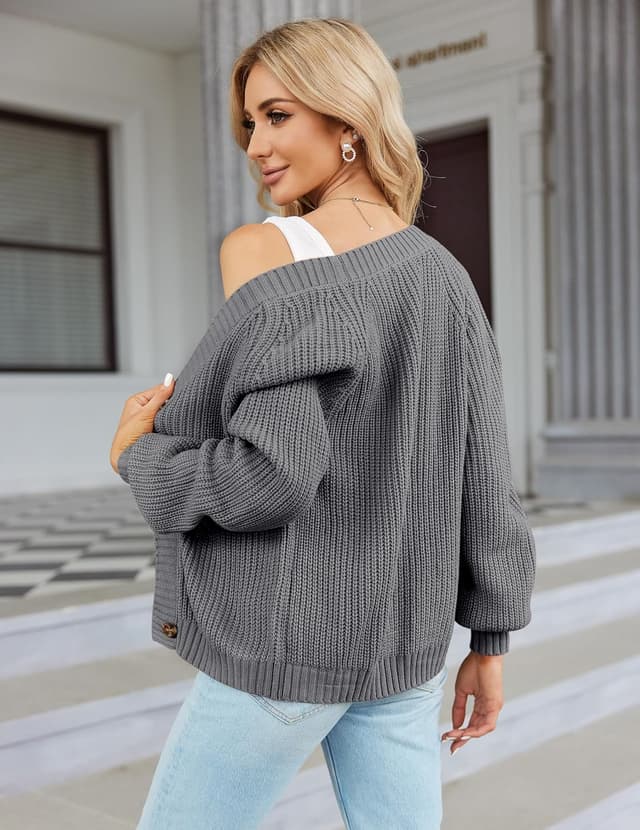 Detalle de Cardigan court Hotouch en grosse maille, col en V et patte de boutonnage pour femme