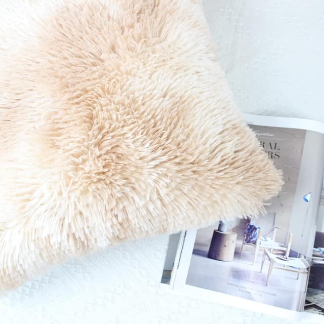 Detalle 2 de OYIMUA Fluffy Cushion Covers (Faux Fur) 40cm x 40cm Beige – Set of 2