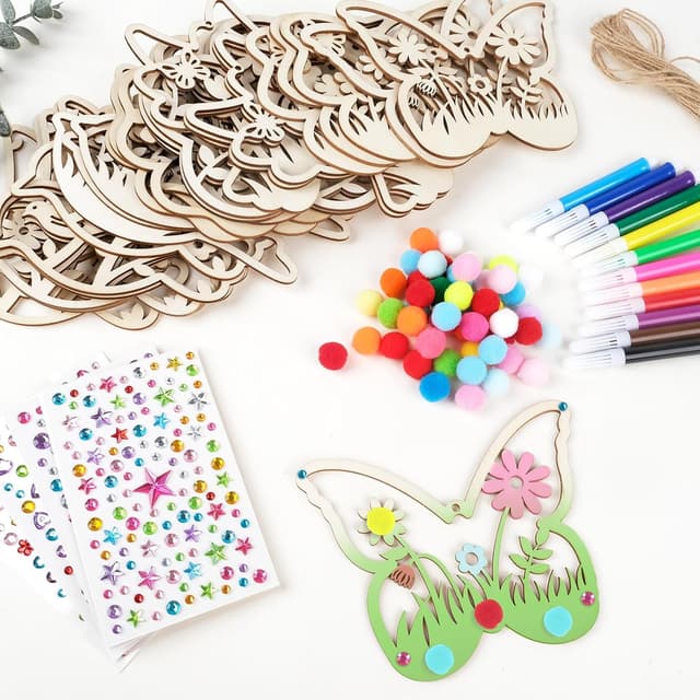 Detalle 2 de ARTREE 24 Holz Bastelset Kinder – Anhänger zum Bemalen mit Stiften & Stickern ab 4 Jahren