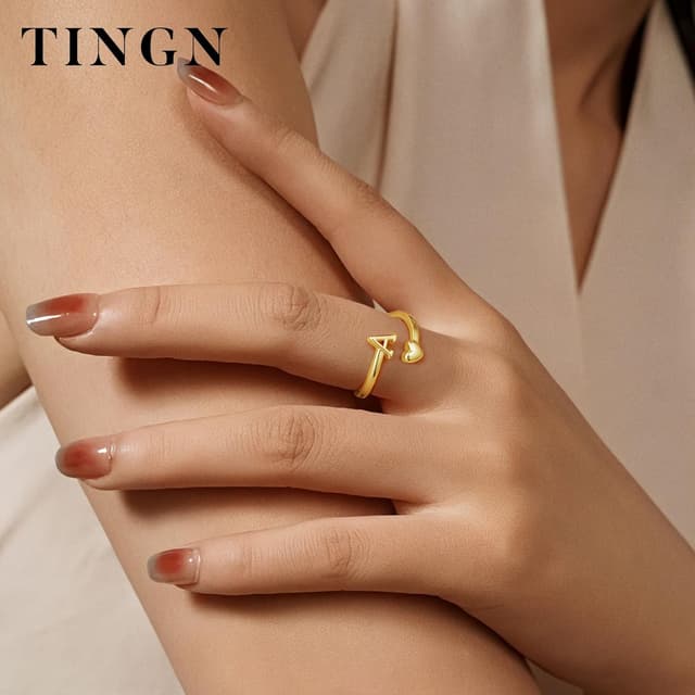 Detalle 2 de TINGN Herz Ring Gold Damen & Mädchen – 14K vergoldet, wasserfest, Buchstaben-Stacking