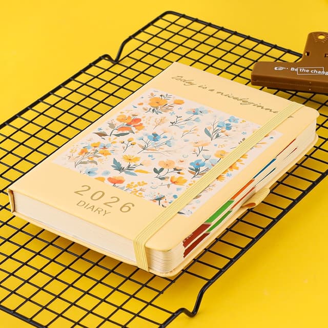 Detalle de Mcdsuc Diary 2026 Day to Page A5 organiser (Jan–Dec 2026) with pen holder and coloured side tabs