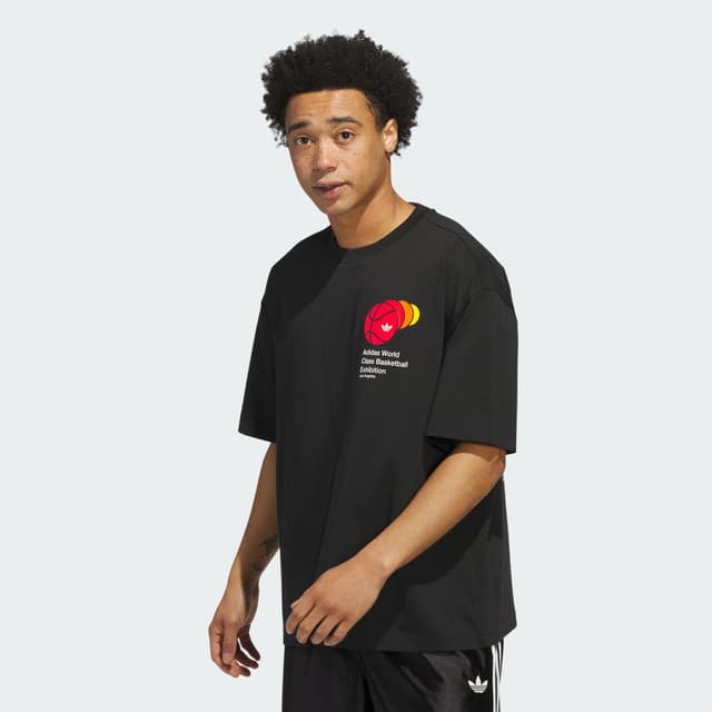 Detalle de Camiseta Adidas World Class en negro