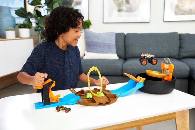 Detalle 2 de Hot Wheels Monster Trucks Pista Acrobacias con 3 Vehículos 🚙