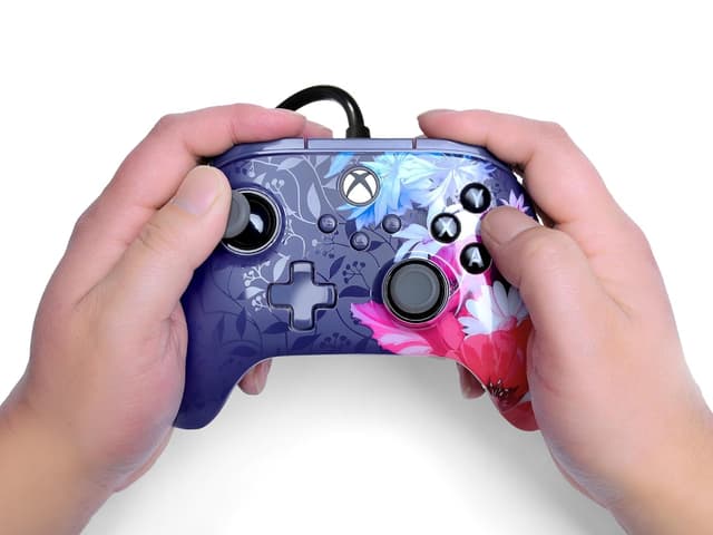 Detalle 2 de PowerA Advantage Plus Wired Controller für Xbox Series X|S – Night Blossom (kabelgebunden)