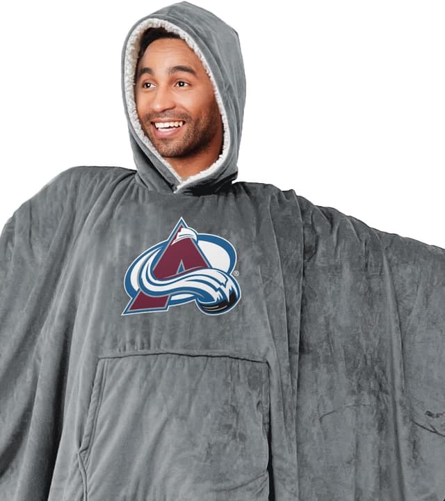 Detalle 2 de Officially Licensed NHL Team Color Poncho Blanket with Logo Patch & Sherpa Lining