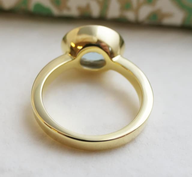 Detalle 2 de Sophia Rose Jewellery Oval Blautopas Ring (8x10 mm) aus Sterlingsilber vergoldet – Größe US 7