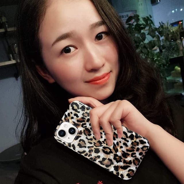 Detalle de J.west Luxury Sparkle Translucent Clear iPhone 14 Case (6.1-inch) with Vintage Leopard Print