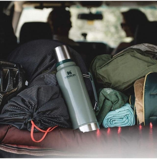 Detalle 2 de Stanley Classic Botella Térmica 1.9L - Mantiene Frío/Calor 45h🖤