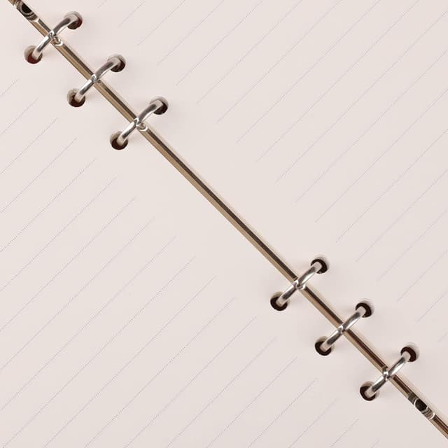 Detalle de Agenda in Pelle Classica A5 ricaricabile con pagine a righe, tasche e portapenne