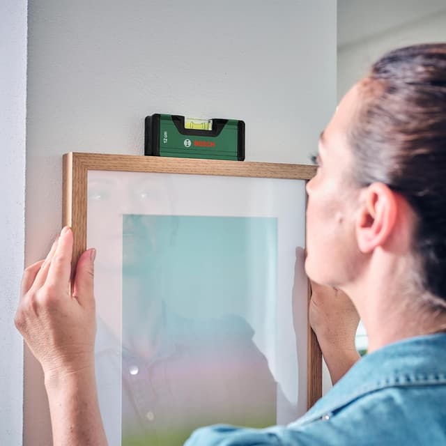 Detalle de Bosch Mini-Wasserwaage 12 cm – präzises Ausrichten mit fluoreszierender Libelle