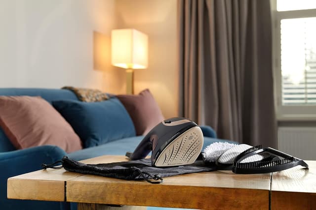 Detalle 2 de Russell Hobbs Steam Genie 2in1: Plancha y Vapor Vertical