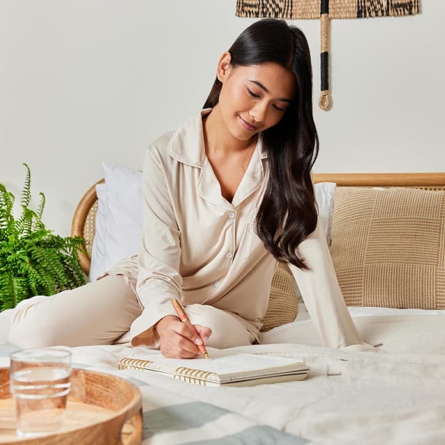 Detalle 2 de Parker IM Writing Rituals Füllfederhalter – orangefarbenes Gehäuse mit Farbverlauf, goldene Zierelemente, blaue Tinte & Geschenkbox