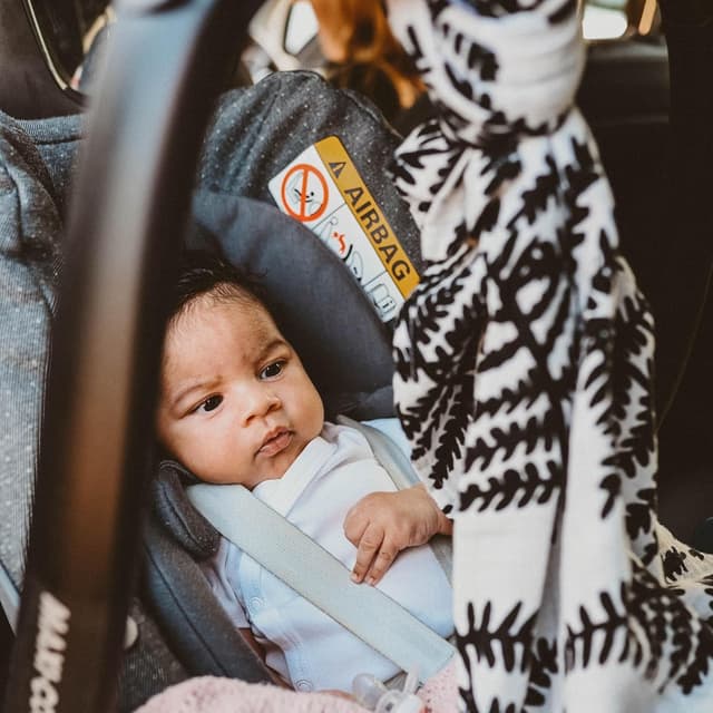 Detalle 2 de Etta Loves Extra Large Fern Print Muslin Cloth (Black & White) – Sensory Muslin Square for Newborns to 4 Months, 1-Pack