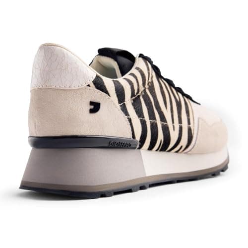 Detalle 2 de CHESANING Zapatillas piel estampado animal