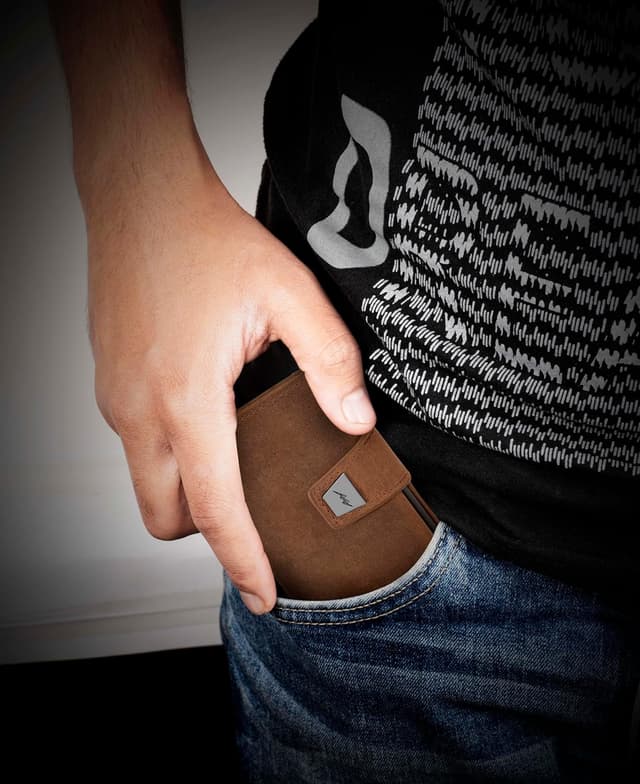 Detalle 2 de Marc Peter Herren-Geldbörse aus Leder mit Münzfach & RFID-Schutz – Slim Pop-up Kartenetui für 9–11 Karten