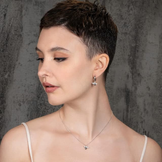 Detalle de Namana Orecchini a cerchio in argento 925 con ciondolo ape, smalto nero e zirconie