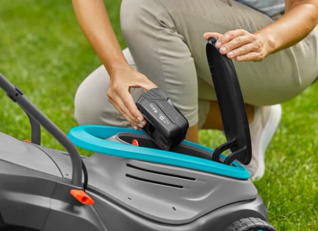 Detalle 2 de GARDENA PowerMax 32/18V P4A Solo Akku-Rasenmäher für bis zu 200 m²