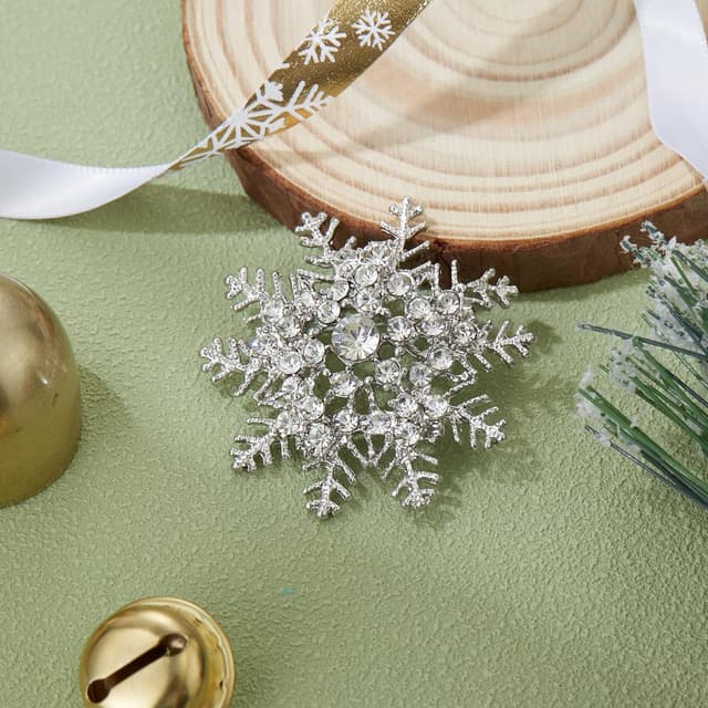 Detalle 2 de Broche flocon de neige strass diamanté Clearine, bijou hivernal pour Noël et fêtes