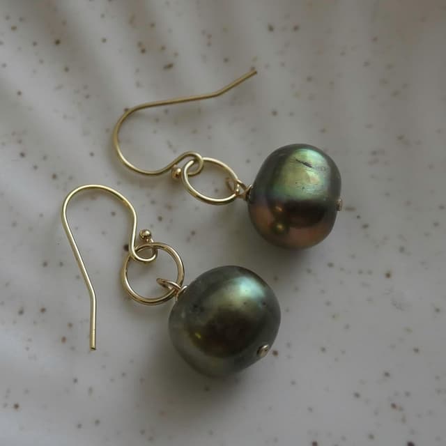 Detalle de Olivgrüne Süßwasser-Zuchtperlen Gold Filled Tropfen Ohrringe – handgefertigte Geschenkidee