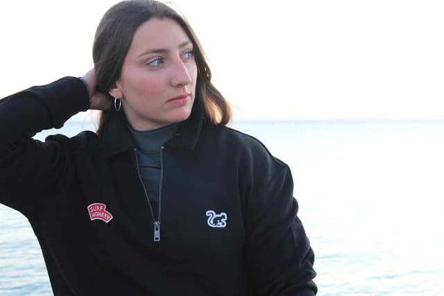 Detalle de Surf Monkey Sweat 1/4 zip en coton biologique et polyester recyclé – Col type polo