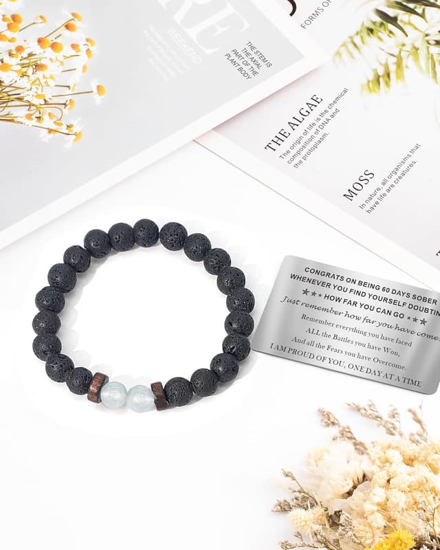 Detalle de TOLOWOBK sobriety bracelet with 60 days