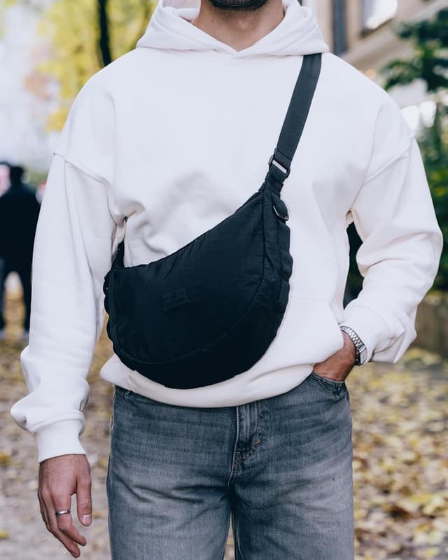 Detalle de Johnny Urban Kaia Medium Puffer Moon Bag bandoulière en nylon noir, demi-lune imperméable (sacoche demi lune)