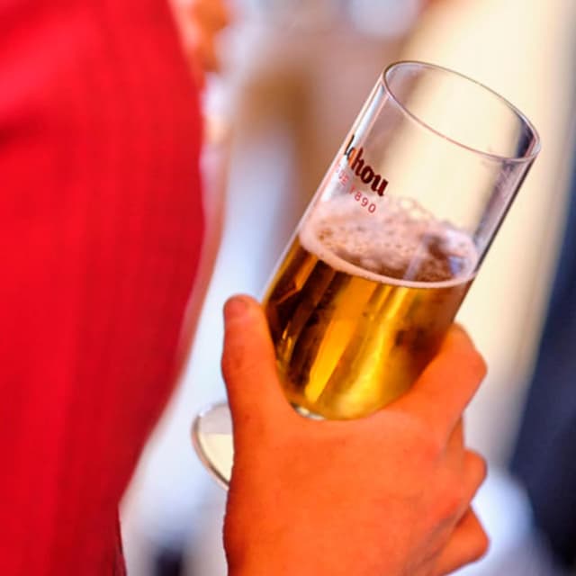 Detalle 1 de Mahou 5 Estrellas, Pack 28 Latas 33 cl 🍺 Cerveza Dorada