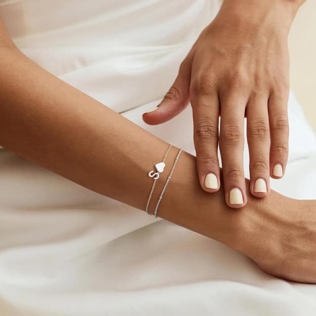 Detalle de TINGN Armband für Damen mit Herz & Buchstaben (Monogramm) – 14K Gold vergoldet, verstellbar