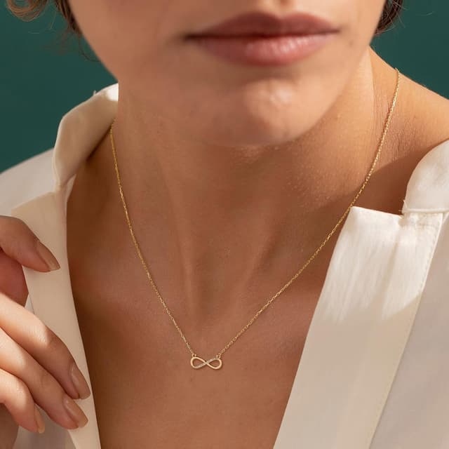 Detalle 2 de HANLI vergoldete Halskette für Damen mit 14K Gold-Finish und zarten Anhängern (42 cm) – hypoallergen
