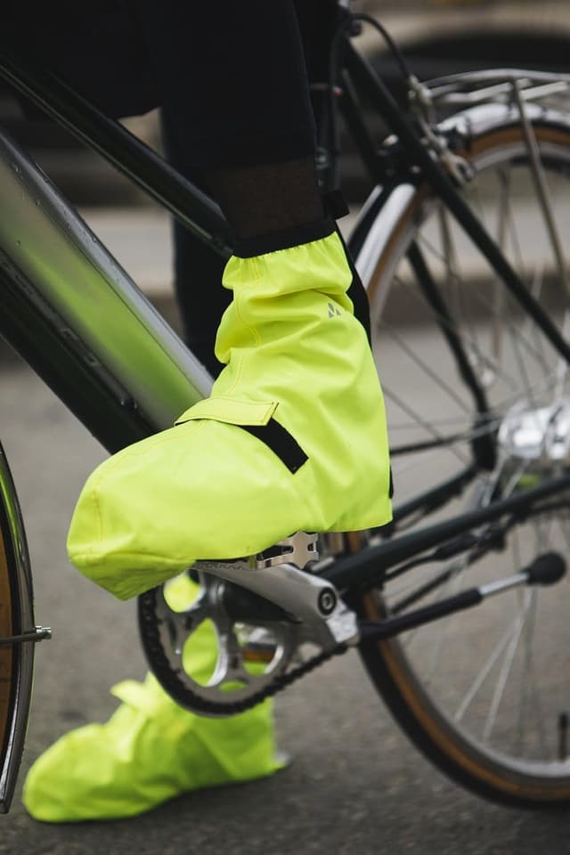 Detalle de VAUDE Bike Gaiter – wasserdichte Fahrrad-Gamaschen mit Reflektoren und verstellbarer Klettbefestigung