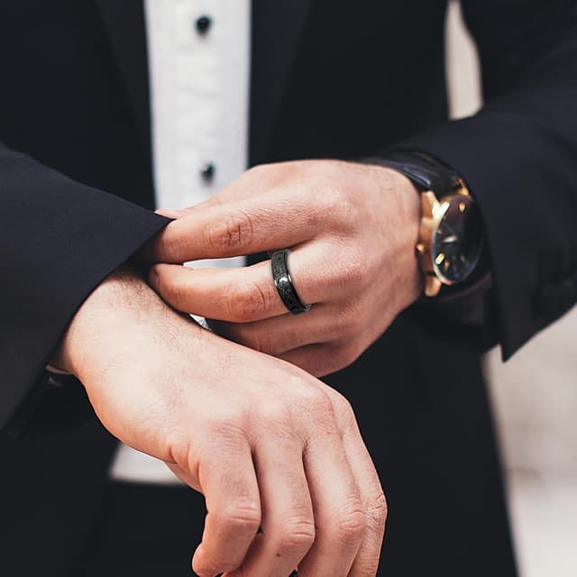 Detalle de LuckyAmor Anxiety Spinner Ring (Moon & Star) for Women — Stainless Steel Rotating Fidget Band, Sizes 6–10