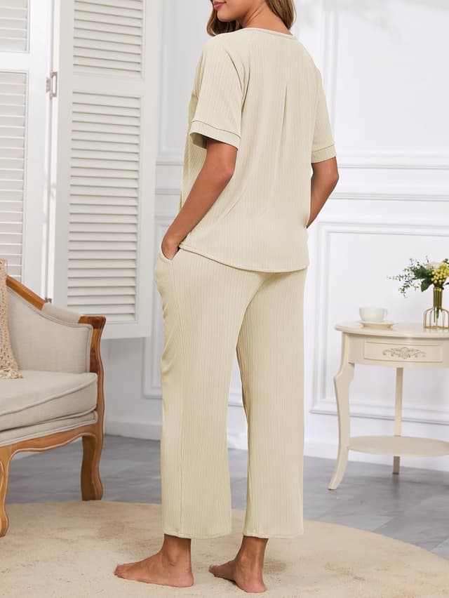 Detalle 2 de Famulily women’s lounge wear set: textured stripe V-neck top and wide-leg trousers with pockets