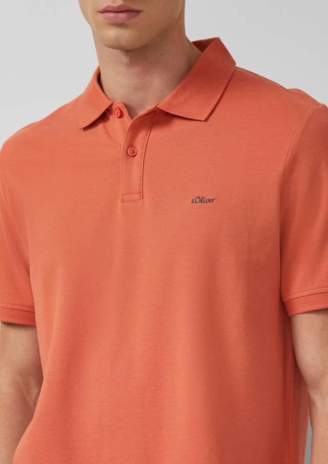 Detalle de s.Oliver Poloshirt mit kleinem Label-Print – klassisches Polo für Alltag und Büro