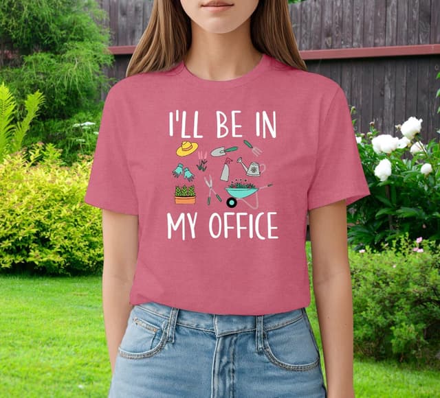 Detalle de Qskall garden T-shirt for women with plant lover slogan “I’ll Be in My Office”