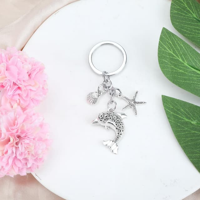 Detalle 2 de OBEISN Moderner Schlüsselanhänger aus Edelstahl mit Muschel-, Schildkröte- und Krake-Anhänger